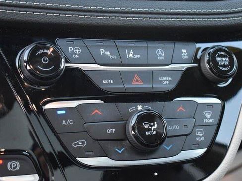 Used 2023 Chrysler Pacifica Limited AWD/4WD image 36