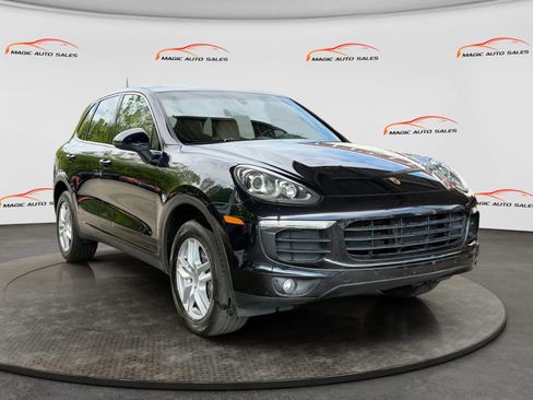 Used 2017 Porsche Cayenne w/ Premium Package AWD/4WD image 5