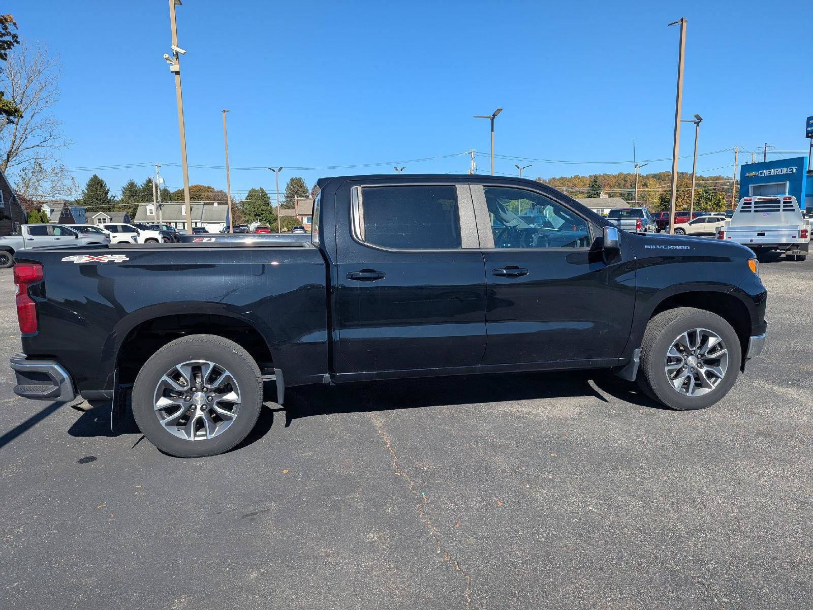 Used 2023 Chevrolet Silverado 1500 LT AWD/4WD image 9