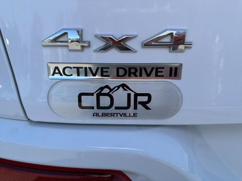 Used 2018 Jeep Cherokee Overland w/ Technology Group AWD/4WD image 16
