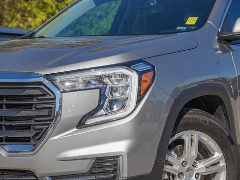 Used 2024 GMC Terrain SLE image 3