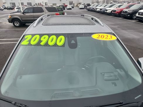 Used 2023 GMC Terrain SLT w/ Infotainment Package II image 11