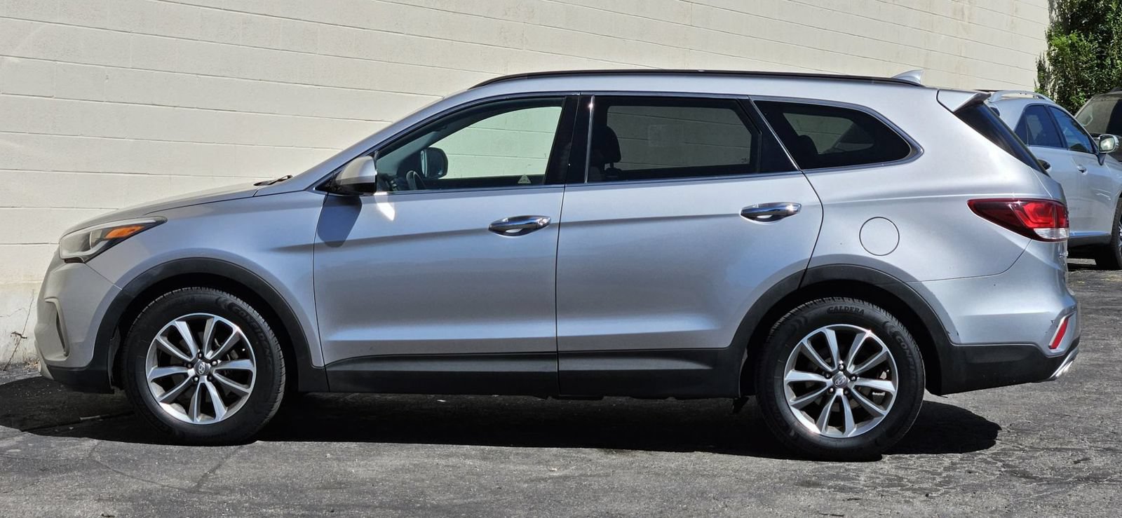 Used 2017 Hyundai Santa Fe SE AWD/4WD image 2