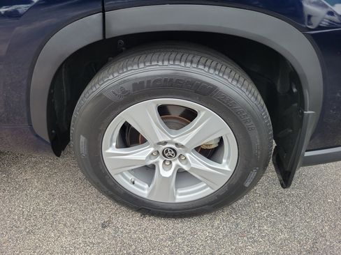 Used 2022 Toyota Highlander LE image 9