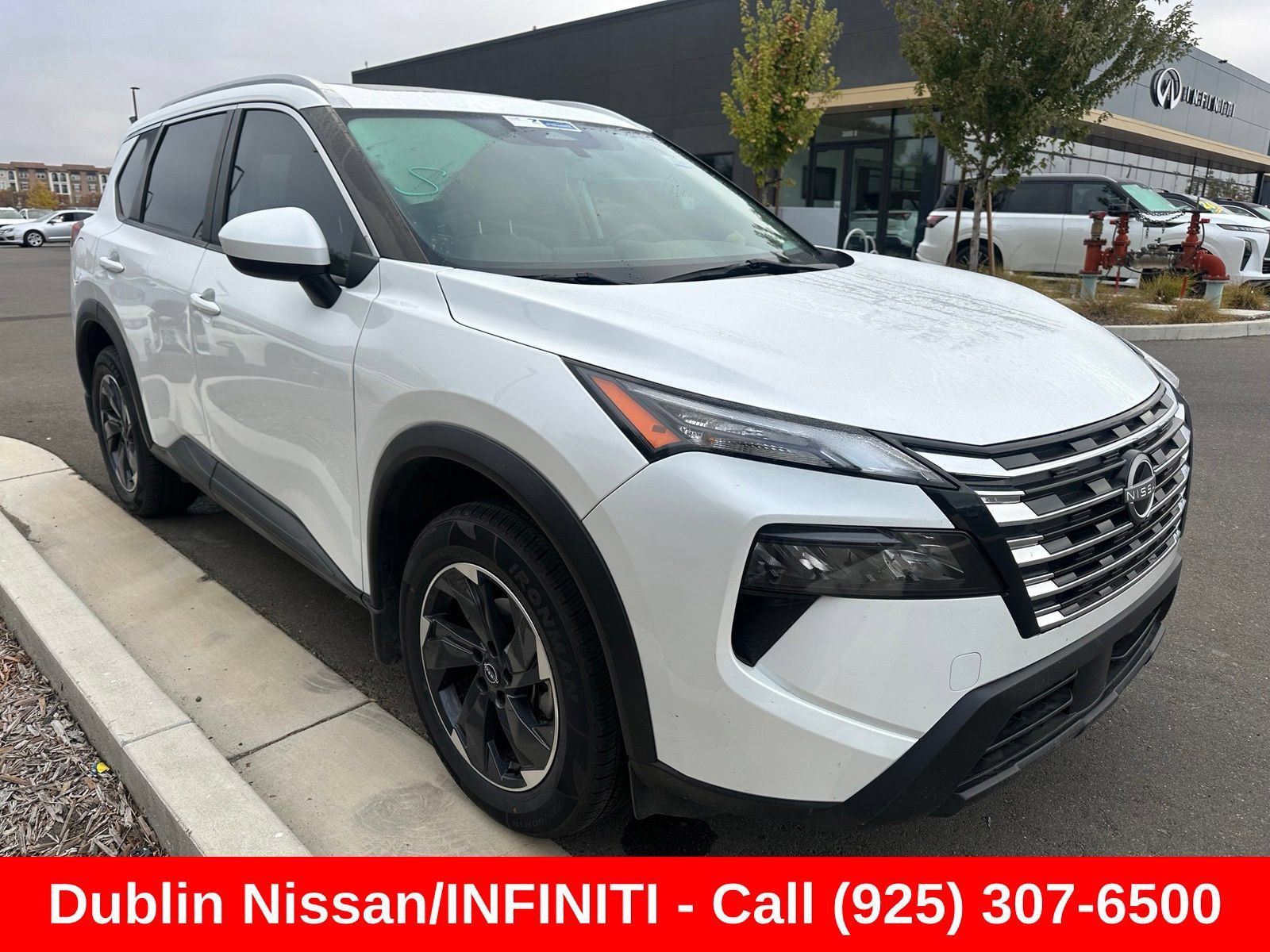 Used 2024 Nissan Rogue SV FWD image 1