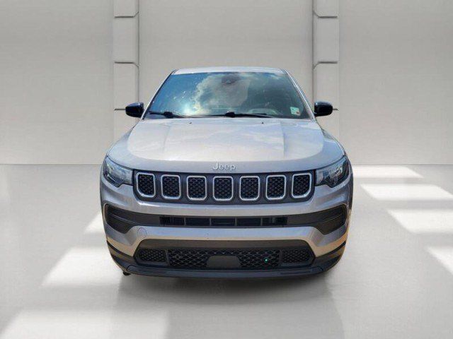 Used 2023 Jeep Compass Sport AWD/4WD image 2