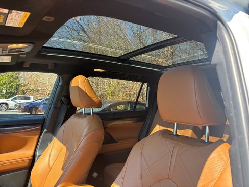 Used 2024 Toyota Highlander Platinum image 10