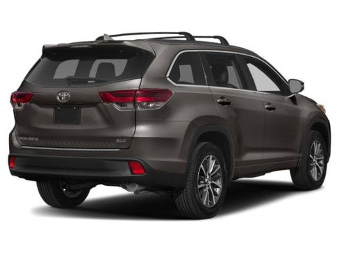 Used 2019 Toyota Highlander XLE FWD image 2