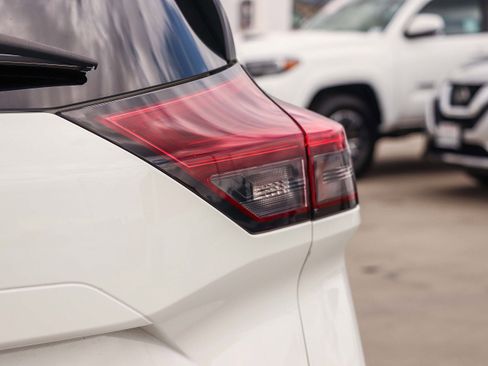 Used 2023 Nissan Rogue S AWD/4WD image 8