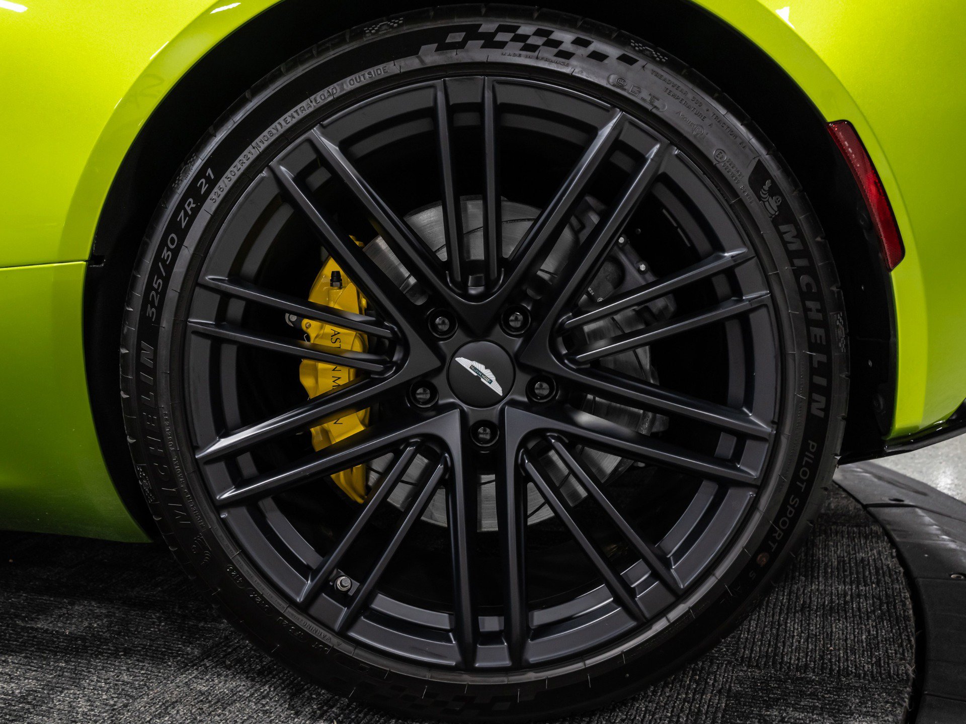 Used 2024 Aston Martin DB12 Coupe RWD image 30