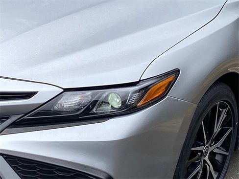 Used 2021 Toyota Camry SE image 5