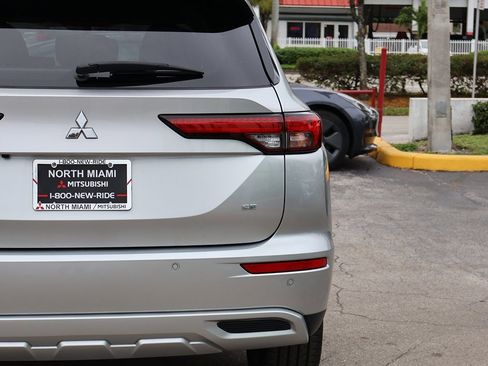 Used 2023 Mitsubishi Outlander SE image 16