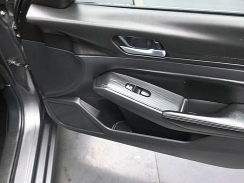 Used 2024 Nissan Altima 2.5 SV FWD image 39