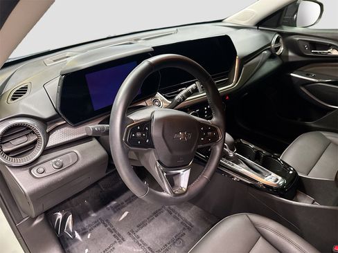 Used 2024 Chevrolet Trax ACTIV w/ Driver Confidence Package image 9