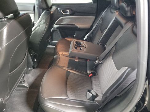 Used 2025 Jeep Compass Latitude image 12