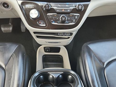 Used 2023 Chrysler Pacifica Touring-L FWD image 11