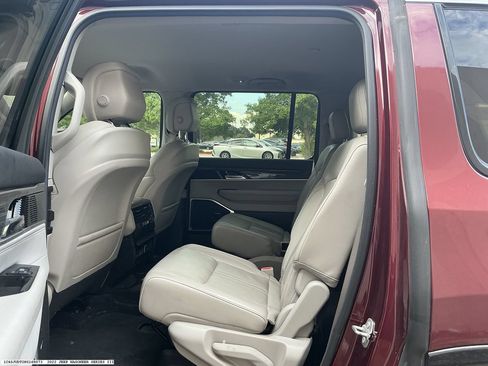 Used 2022 Jeep Wagoneer Series III w/ Flexible Seating Group RWD image 9