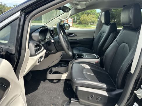 Used 2024 Chrysler Pacifica Touring-L FWD image 21