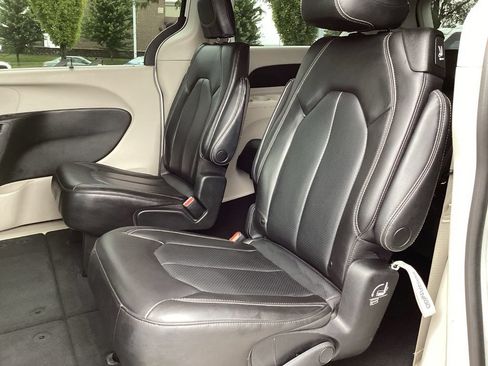 Used 2023 Chrysler Pacifica Touring-L FWD image 15