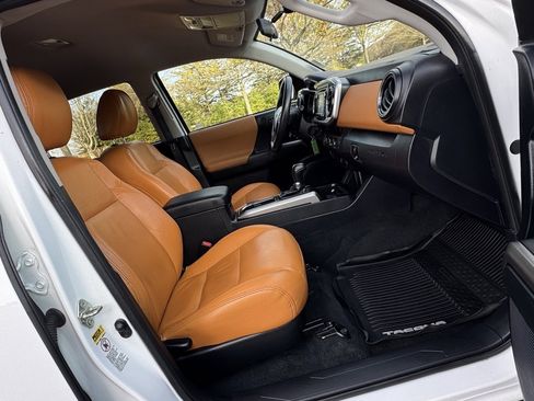 Used 2016 Toyota Tacoma SR5 image 19