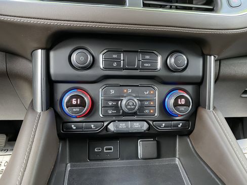 Used 2022 Chevrolet Tahoe Z71 w/ Luxury Package AWD/4WD image 29