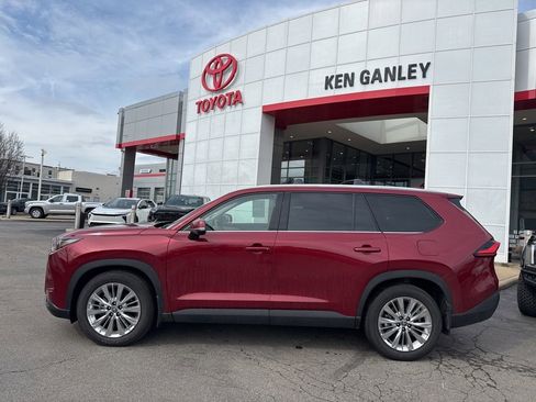 Used 2024 Toyota Grand Highlander Platinum image 2