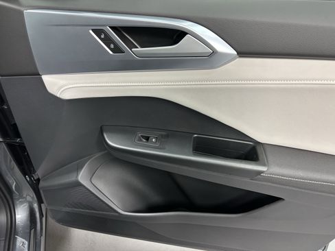 New 2025 Volkswagen Taos SE image 10