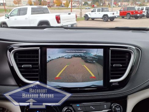 Used 2024 Chrysler Pacifica Select image 33