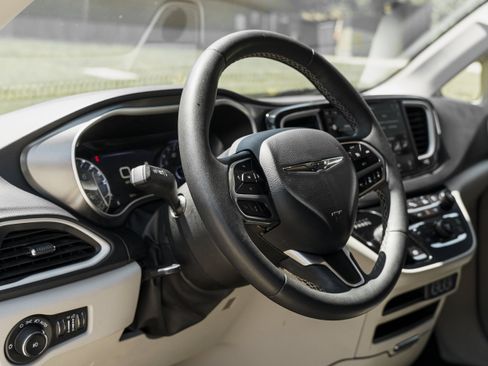 Used 2023 Chrysler Pacifica Touring-L FWD image 9
