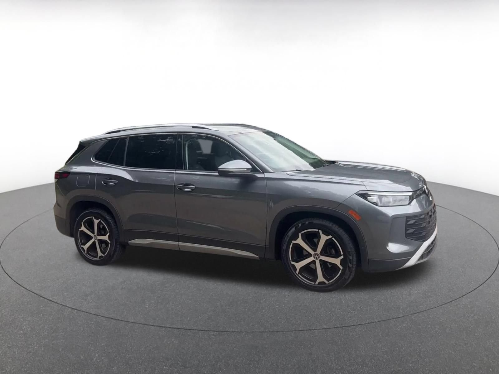 Used 2026 Volkswagen Tiguan SE FWD image 2