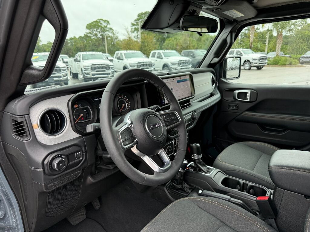 Used 2026 Jeep Wrangler Unlimited Sahara AWD/4WD image 21