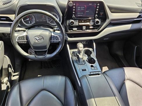 Used 2022 Toyota Highlander XLE image 9