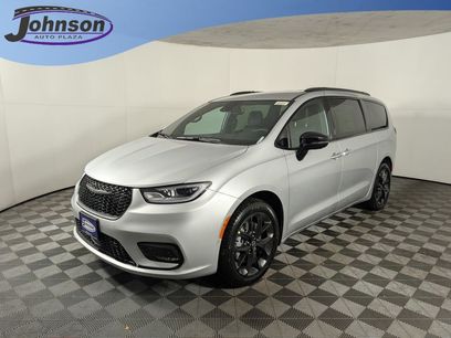New 2026 Chrysler Pacifica Select