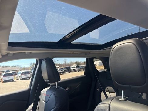 Used 2020 Jeep Cherokee Trailhawk AWD/4WD image 6