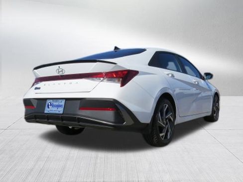 Used 2025 Hyundai Elantra Sport image 3