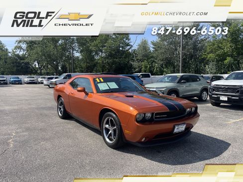 Used 2011 Dodge Challenger RWD image 3