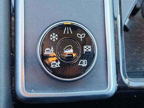 Used 2025 Nissan Pathfinder SV AWD/4WD image 25