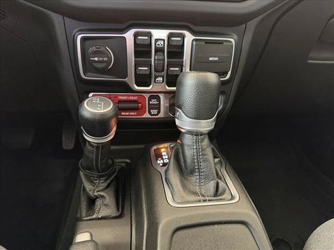 Used 2024 Jeep Wrangler Unlimited Rubicon w/ Safety Group AWD/4WD image 15