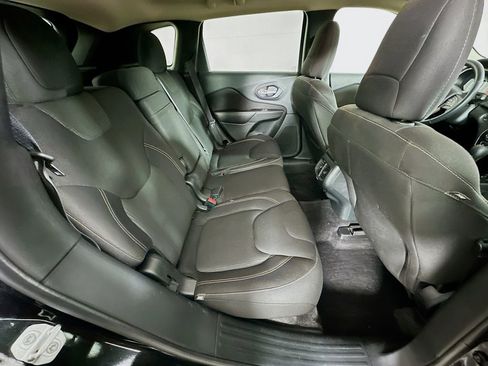 Used 2016 Jeep Cherokee Latitude w/ Cold Weather Group image 31