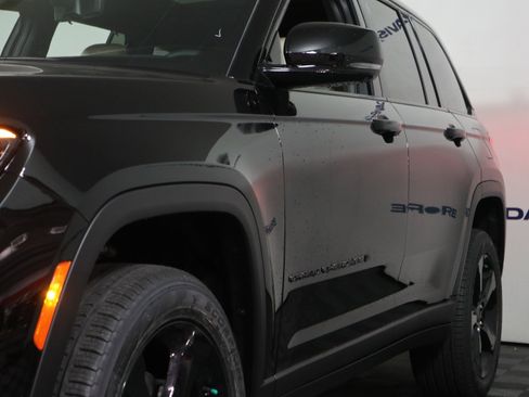 New 2025 Jeep Grand Cherokee Limited w/ Luxury Tech Group II image 11