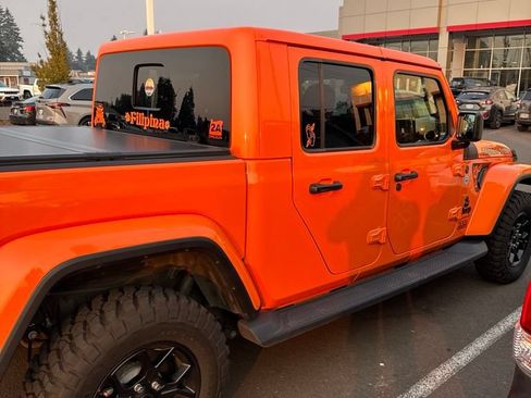 Used 2025 Jeep Gladiator Sport AWD/4WD image 3
