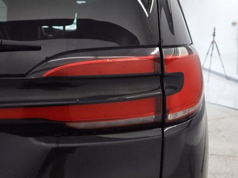 Certified 2023 Chrysler Pacifica Touring-L FWD image 9