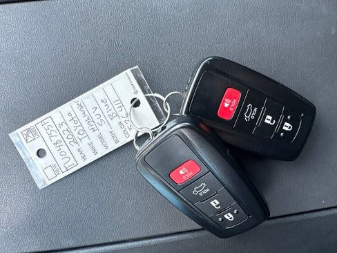 Used 2023 Toyota Highlander XLE FWD image 16