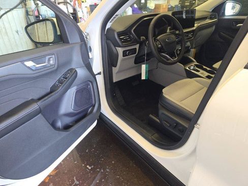 New 2024 Ford Escape SE FWD image 10