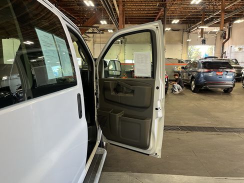 Used 2019 GMC Savana 2500 w/ Driver Convenience Package RWD image 22