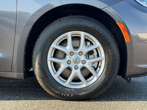 Used 2023 Chrysler Pacifica Touring-L image 6