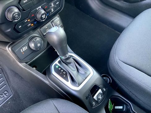 Used 2023 Jeep Renegade Latitude AWD/4WD image 15