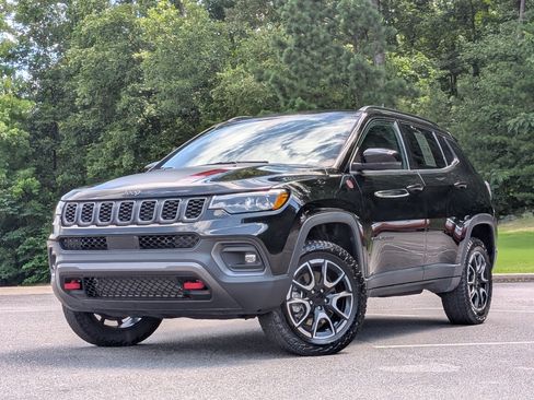 Used 2024 Jeep Compass Trailhawk w/ Trailhawk Elite Group AWD/4WD image 4