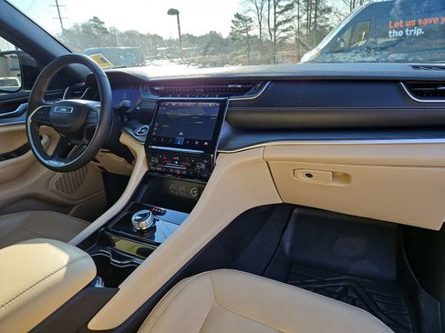 Used 2023 Jeep Grand Cherokee Limited image 16