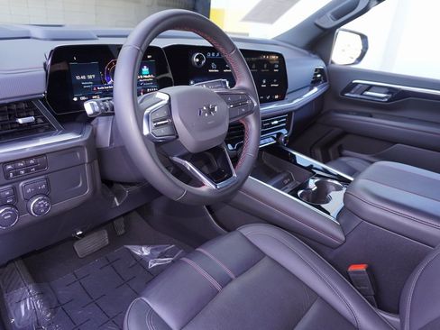 Used 2025 Chevrolet Suburban RST image 16